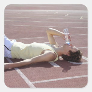 Pegatina Cuadrada Atleta olímpico de 2012 bebiendo después de la car