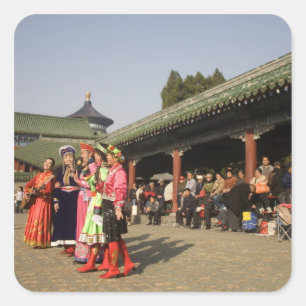 Pegatina Cuadrada Bailarines folclóricos disfrazados entretienen