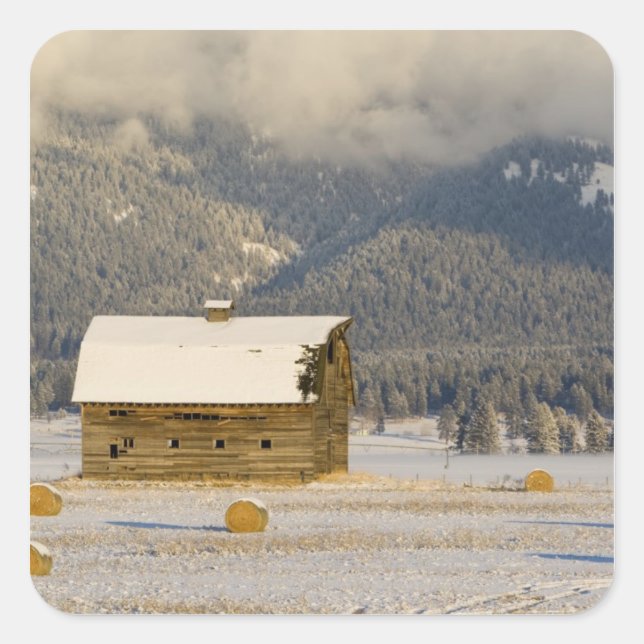 Pegatina Cuadrada Balas de heno y granero rústico después de la niev (Anverso)