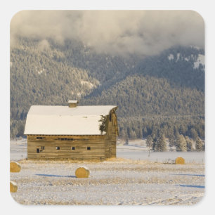 Pegatina Cuadrada Balas rústicas del granero y de heno después de
