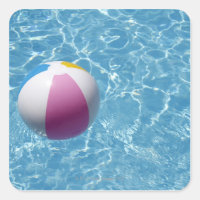 Balón de playa en la piscina