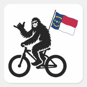 Pegatina Cuadrada Bandera de Bigfoot en bicicleta en Carolina del No