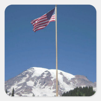 Pegatina Cuadrada Bandera de Estados Unidos y majestuoso Monte Raini