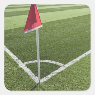 Pegatina Cuadrada Bandera de la esquina roja en el campo de fútbol