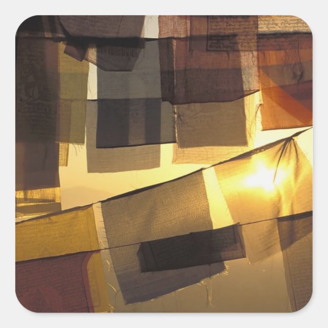 Pegatina Cuadrada Banderas budistas de oración al atardecer, (Anverso)