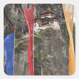 Pegatina Cuadrada Banderas de oración cuelgan cerca de Taktshang