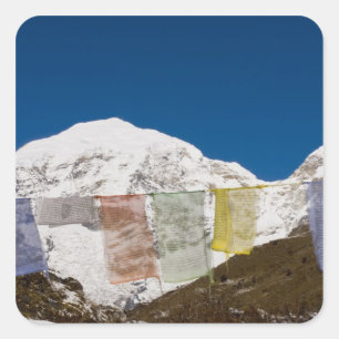 Pegatina Cuadrada Banderas de oración y Monte Jhomolhari, Bután.