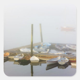 Pegatina Cuadrada Barcazas y niebla matutina en Southwest Harbor,