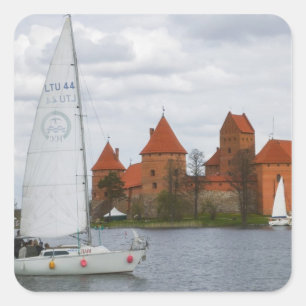 Pegatina Cuadrada Barco de vela con castillo de isla junto al lago G