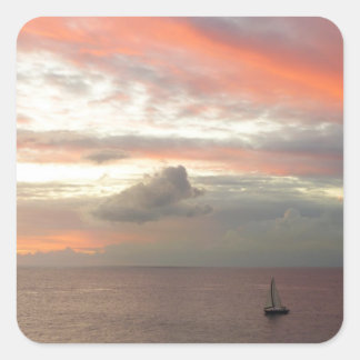 Pegatina Cuadrada Barco de vela en el hermoso paisaje marino rosado