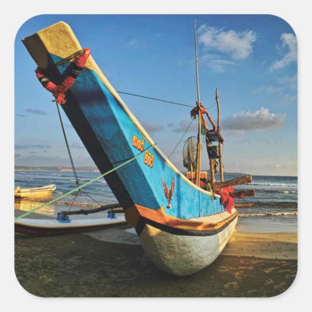 Pegatina Cuadrada Barco Pesquero Colorido Cerca Del Océano (Anverso)