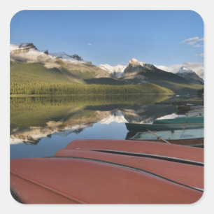 Pegatina Cuadrada Barcos estacionados en la orilla del lago Maligne,