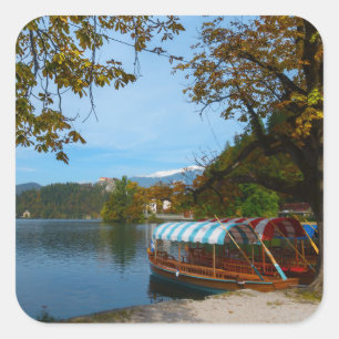 Pegatina Cuadrada Barcos turísticos en el lago Bled en otoño