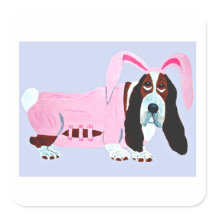 Basset Hound con traje de conejo rosa
