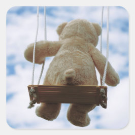 Pegatina Cuadrada Beertje op schommel met bewolkte blauwe lucht.