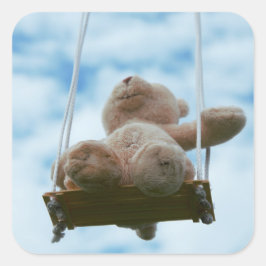 Pegatina Cuadrada Beertje op schommel met bewolkte blauwe lucht.