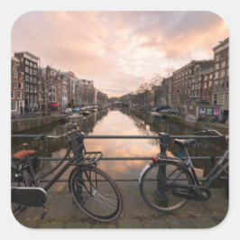 Pegatina Cuadrada Bicicletas al atardecer en Amsterdam