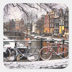 Pegatina Cuadrada Bicicletas en la nieve en Amsterdam