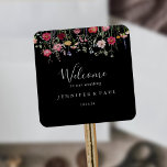 Pegatina Cuadrada Bienvenida a Boda de Flor Silvestre Garden Multico<br><div class="desc">Este pegatina cuadrado de bienvenida multicolor boda de flores silvestres es perfecto para un boda rústico. El diseño se compone de una variedad multicolor de flores rosadas, ruidosas, violetas, violetas, violetas, violetas, borgoñas y salvajes en un fondo negro. Estas etiquetas son perfectas para los bolsos de bienvenida de los huéspedes...</div>