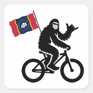 Pegatina Cuadrada Bigfoot en bicicleta con la bandera de Mississippi