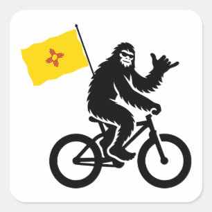Pegatina Cuadrada Bigfoot en bicicleta con la bandera de Nuevo Méxic