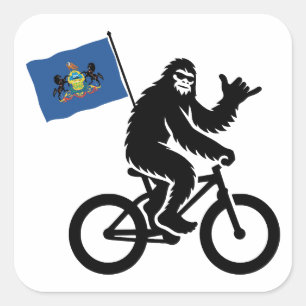 Pegatina Cuadrada Bigfoot en bicicleta con la bandera de Pensilvania