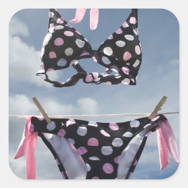 Pegatina Cuadrada Bikini Colgando En Una Línea De Ropa (Anverso)
