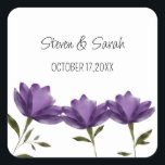 Pegatina Cuadrada Blanco morado floral moderno elegante romántico<br><div class="desc">Este diseño minimalista está decorado con flores moradas de color agua sencillas y hermosas, adornando el fondo. Este pegatina es una elección perfecta para bodas en otoño, bodas en el campo, bodas al aire libre, granero y rústico. Personaliza el texto según tu deseo :) Gran elección para compromisos, fiestas de...</div>