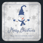 Pegatina Cuadrada Blue Cute Snowman Christmas Sticker<br><div class="desc">Selle los sobres de sus tarjetas de Navidades salientes esta temporada navideña con un Pegatina de vacaciones de Navidades de Snowman de color azul. El diseño pegatina incluye un lindo muñeco de nieve en un gorra, bufanda y guantes adornados con copos de nieve grises y blancos en un fondo gris....</div>