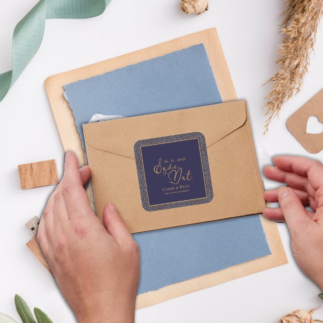 Pegatina Cuadrada Boda de diseño real de la Marina de moda (Chic Navy Gold Royal Design Wedding Save the date Square Sticker)