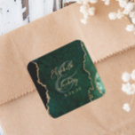 Pegatina Cuadrada Boda de guión de la ágata de oro verde esmeralda<br><div class="desc">Este elegante y moderno pegatina boda presenta un diseño de agate de color verde esmeralda con un falso purpurina de oro. Personalizar fácilmente el texto de color dorado, con los nombres de la novia y el novio en caligrafía escrita a mano a través de una gran ampersand y la fecha...</div>