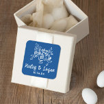 Pegatina Cuadrada Boda divertido floral moderno y caprichoso<br><div class="desc">Este moderno pegatina de novios presenta un ilustracion floral de mano y una tipografía con letras a mano en blanco sobre el perfecto tono azul. El aspecto es muy divertido y a la vez romántico y elegante. Consulte la colección para obtener más elementos.</div>