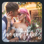 Pegatina Cuadrada Boda Moderno Brush Script Love Gracias<br><div class="desc">Boda de escritura de pincel moderno amor y gracias foto gracias Pegatina cuadrado</div>