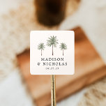 Pegatina Cuadrada Boda personalizado de palmeras mínimas<br><div class="desc">Selle sus invitaciones matrimoniales y favores con estos pegatinas personalizados de palmera. Las etiquetas de las bodas tropicales tienen tres palmeras con tus nombres y una fecha boda que se muestra debajo con letras negras sobre un fondo de marfil. Las etiquetas de la boda de la palmera fueron diseñadas para...</div>