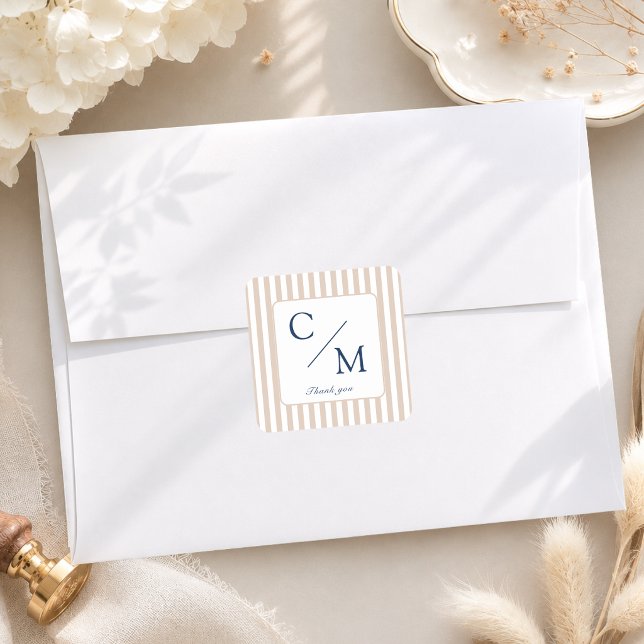 Pegatina Cuadrada Bodas con Monograma de Rayas Marrones Beige Elegan (Elegant Beige Brown Stripes Monogram Wedding Square Sticker)