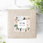 Pegatina Cuadrada Boho florece Boda floral moderno Monograma<br><div class="desc">Los pegatinas florales de la moda Boho presentan sus iniciales y la fecha de boda o evento rodeados por un borde cuadrado de flores acuáticas y follaje en tonos tierra inspirados en el desierto pastel de tonos verde salvia, melocotón, marfil y blanco. Perfecto para sellar sobres o como un toque...</div>