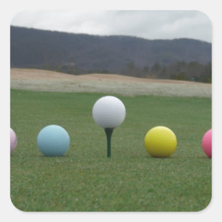 Pegatina Cuadrada bolas de golf de colores vivos en una montaña