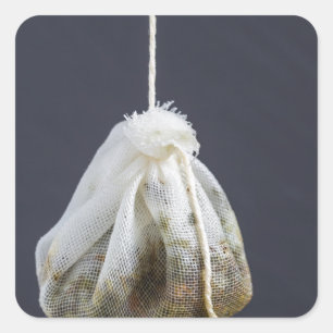 Pegatina Cuadrada Bolsa de té colgada en una taza