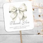Pegatina Cuadrada Bonito personalizada Bow Bridal Shower Gracias<br><div class="desc">Añade un toque dulce y personalizado a tus favores de ducha de novia con el Pegatina de Gracias Plaza de Bonito personalizado Bow Bridal Shower. Este pegatina de moda, con un elegante diseño de arco y un estilo de coqueta, es perfecto para añadir un acabado elegante a sus regalos y...</div>