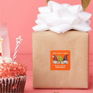 Pegatina Cuadrada Boo Ghoul Times colgando con mis Gnomies Halloween