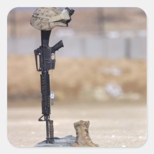 Pegatina Cuadrada Boots, rifles, etiquetas de perro y casco protecto