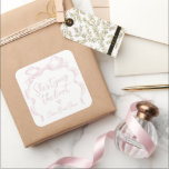 Pegatina Cuadrada Bow rosa: está atando la ducha nupcial<br><div class="desc">Elegante, está atando el nudo de las etiquetas de los favores de ducha de novia con un arco de cinta dibujado a mano con letras escritas a mano modernas en rosa suave. dulce y simple. Ideal para un boda romántico moderno, boda singularmente divertido, boda informal elegante. Vea todas las piezas...</div>