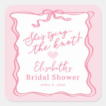 Bow rosado retro que está atando el nudo