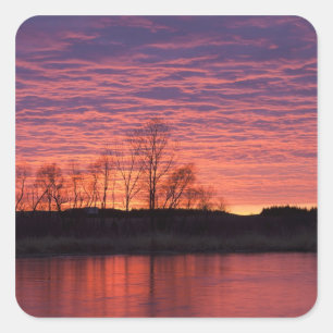 Pegatina Cuadrada Brillante puesta de sol se refleja en el río Calam