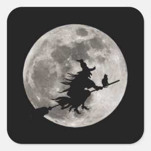 Pegatina Cuadrada Bruja voladora con una luna brillante detrás de el