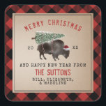 Pegatina Cuadrada Búfalo Bison Santa Merry Christmas Tree<br><div class="desc">Ilustracion de un búfalo con un sombrero de santa con un árbol de Navidad cubierto de nieve atado a su espalda. El borde es rojo y negro patrón de manto de búfalo.</div>