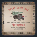 Pegatina Cuadrada Búfalo Bison Santa Merry Christmas Tree Burlap<br><div class="desc">Ilustracion de un búfalo con un sombrero de santa con un árbol de Navidad cubierto de nieve atado a su espalda. El borde es una burrega inspirada en un patrón geométrico.</div>