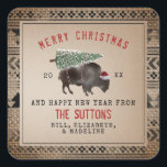 Pegatina Cuadrada Búfalo Bison Santa Merry Christmas Tree Burlap<br><div class="desc">Ilustracion de un búfalo con un sombrero de santa con un árbol de Navidad cubierto de nieve atado a su espalda. El borde es una burrega inspirada en un patrón geométrico.</div>
