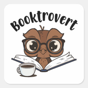 Pegatina Cuadrada búho Booktrovert con libro y café
