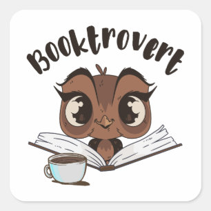Pegatina Cuadrada búho Booktrovert con libro y café